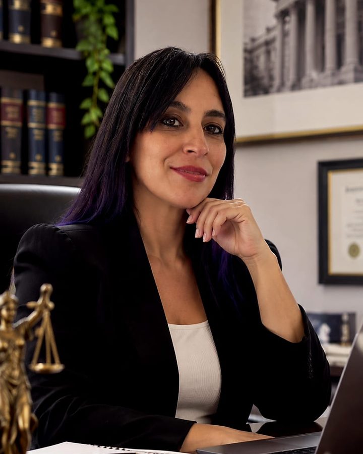 Retrato de la Dra. Jesica Aquino en su estudio jurídico